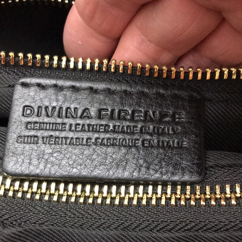Divina Fireeze leather structured beautiful purse. - Picture 7 of 12